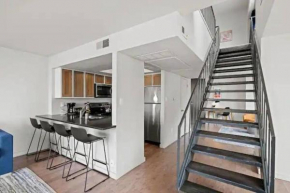 Downtown 2 bedroom Apartment with Stunning Austin Views Pool, Gym, Centric